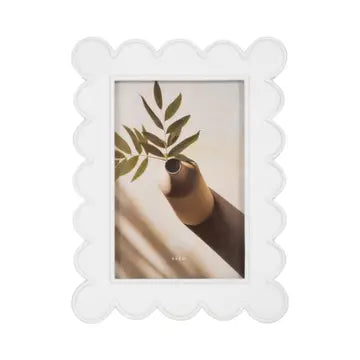 Photo Frame - Resin with Decorative Scalloped Edge - White 4x6